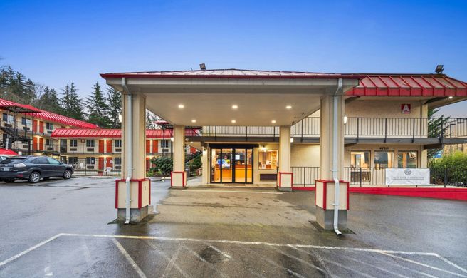Inn at Lake Washington Exterior