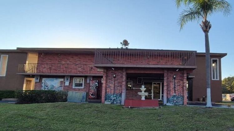 Central Motel Exterior
