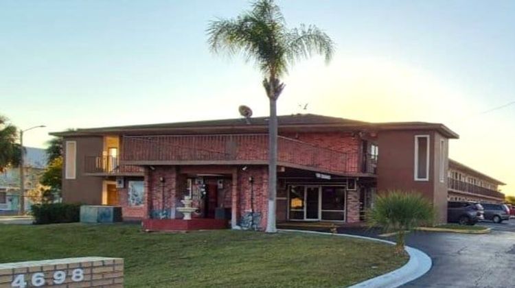 Central Motel Exterior