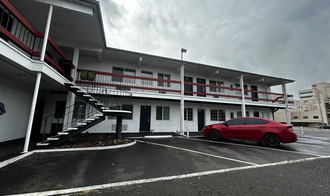 Travelers Inn Exterior