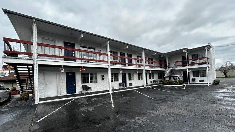 Travelers Inn Exterior