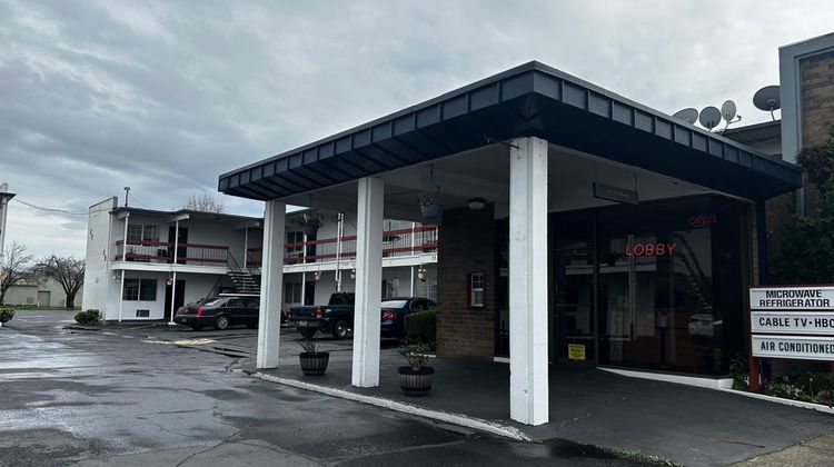 Travelers Inn Exterior
