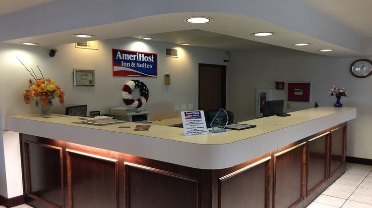 Amerihost Inn & Suites Lobby