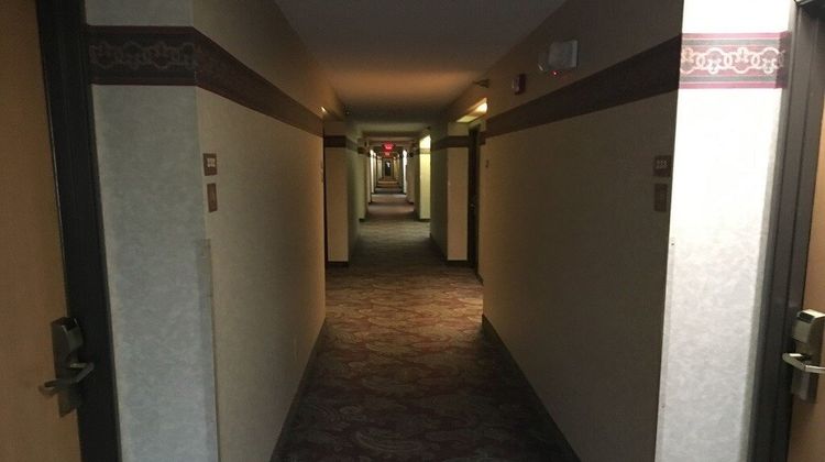 Amerihost Inn & Suites Lobby