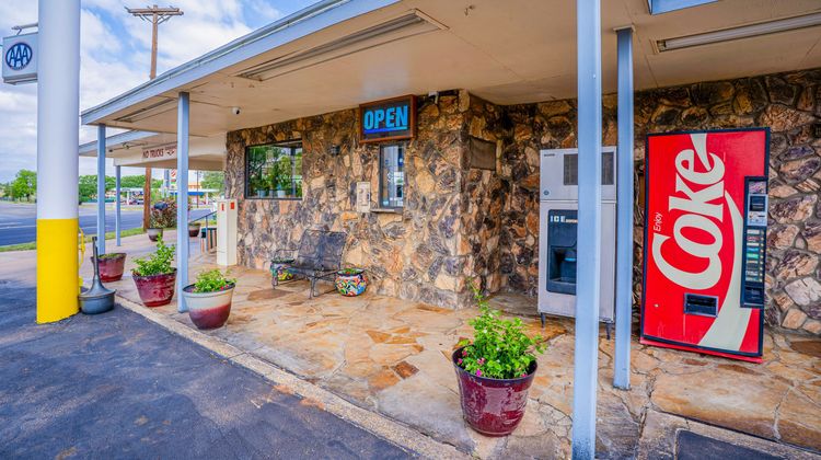 Purple Sage Motel Exterior