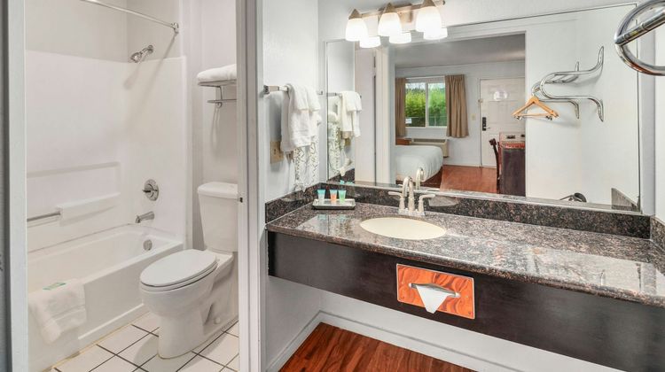 Inn at Lake Washington Room