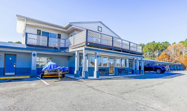 Whispering Pines Motel Exterior