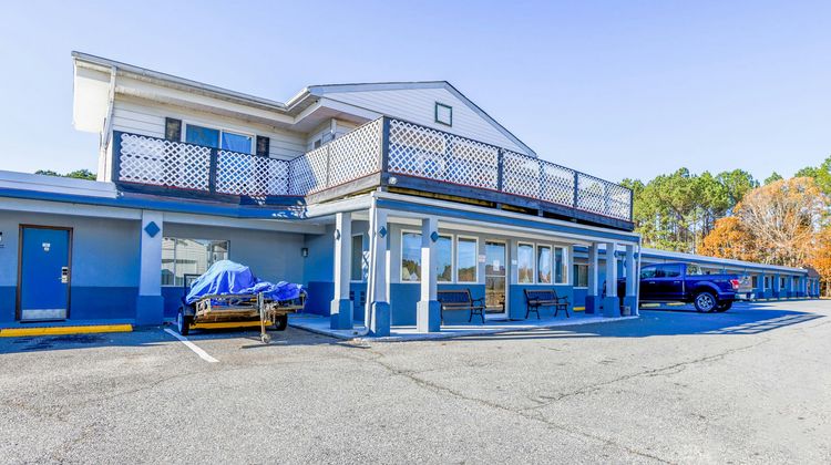 Whispering Pines Motel Exterior