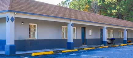 Whispering Pines Motel Exterior