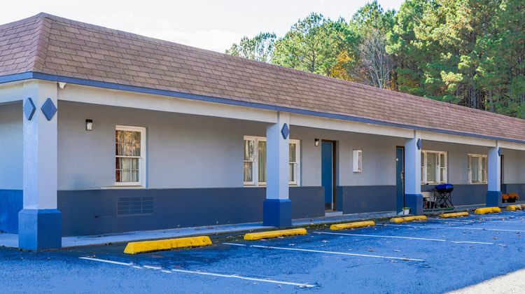 Whispering Pines Motel Exterior