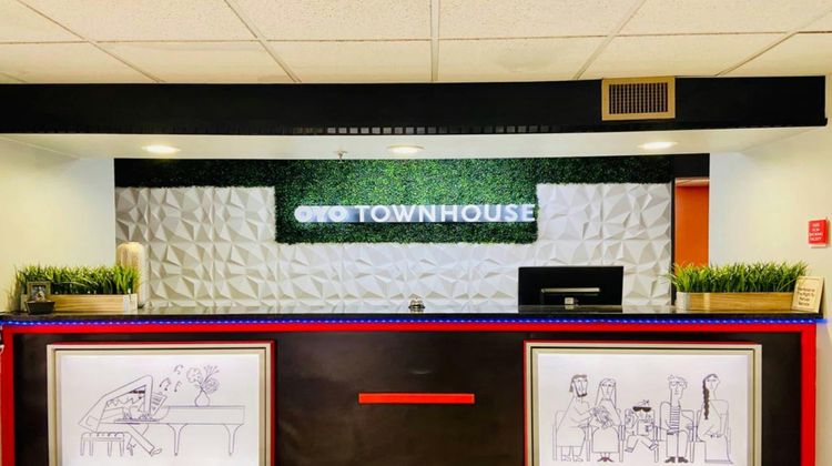 OYO Townhouse Inn Jacksonville AR Lobby