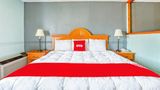 OYO Townhouse Tulsa Woodland Hills Room