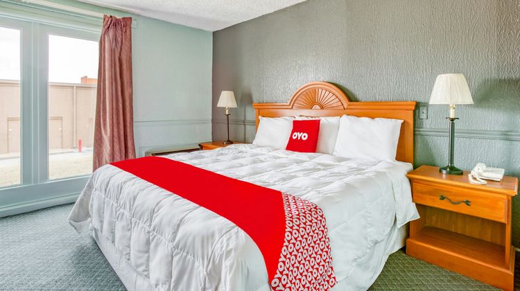 OYO Townhouse Tulsa Woodland Hills Room