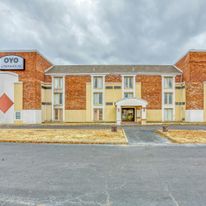 OYO Townhouse Tulsa Woodland Hills