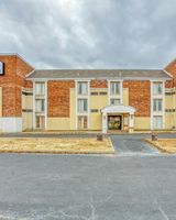 OYO Townhouse Tulsa Woodland Hills