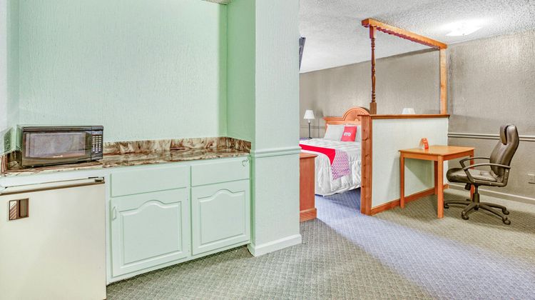 OYO Townhouse Tulsa Woodland Hills Room