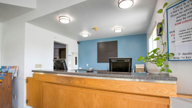 OYO Woodland Hotel and Suites Lobby