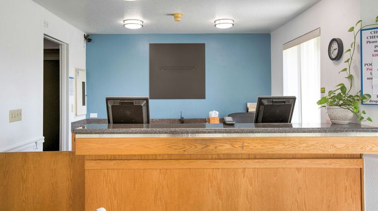 OYO Woodland Hotel and Suites Lobby