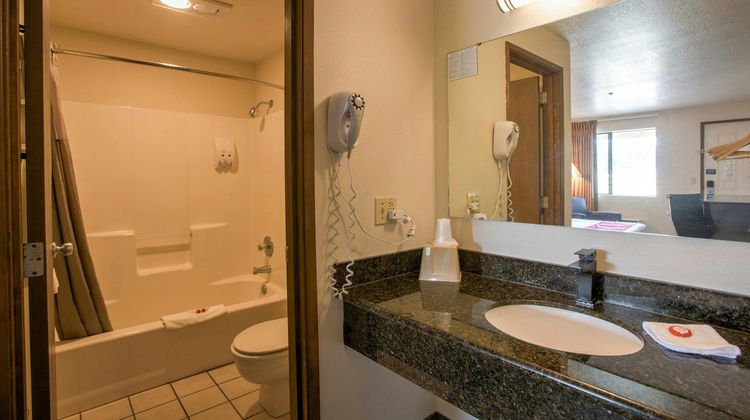 OYO Woodland Hotel and Suites Room