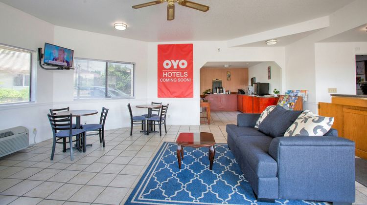 OYO Woodland Hotel and Suites Lobby