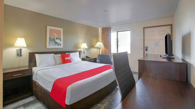 OYO Woodland Hotel and Suites Room