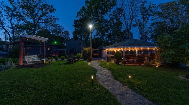 <b>Cedarwood Inn Exterior</b>. Images powered by <a href="https://www.leonardoworldwide.com/" title="Leonardo Worldwide" target="_blank">Leonardo</a>.