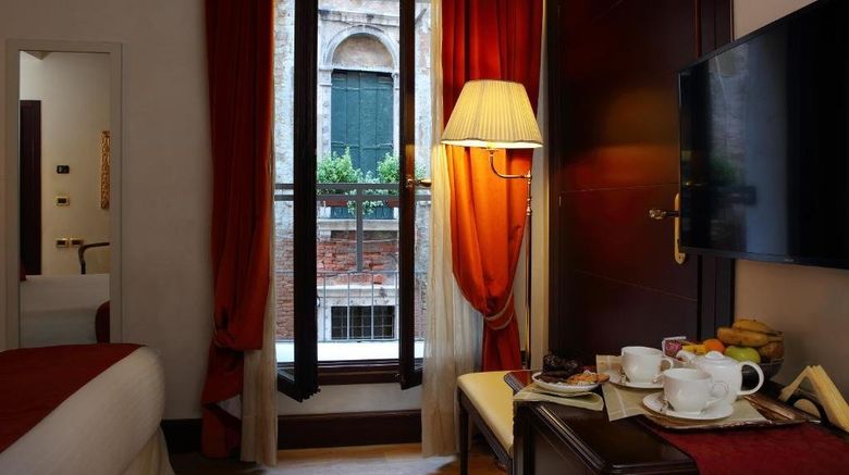 <b>Ruzzini Palace Room</b>. Images powered by <a href="https://www.leonardoworldwide.com/" title="Leonardo Worldwide" target="_blank">Leonardo</a>.