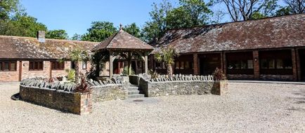 Kingston Country Courtyard Exterior