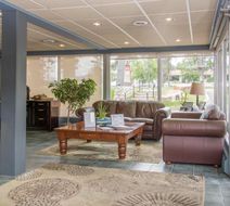 Tonquin Inn Lobby