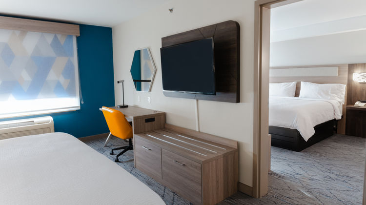 Holiday Inn Express Hotel & Suites Suite