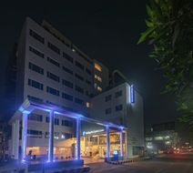 Holiday Inn Express & Suites Vijayawada Exterior