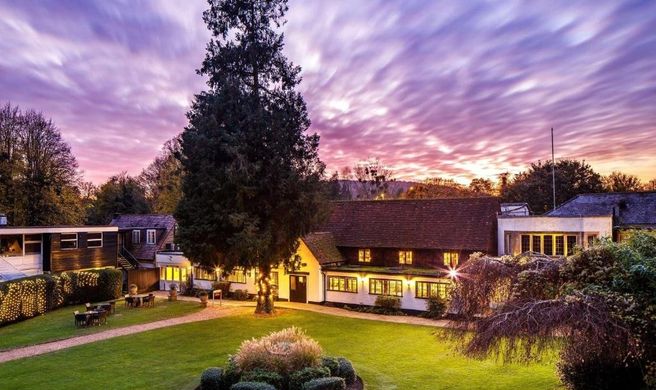Sunday Box Hill Burford Bridge Hotel Exterior
