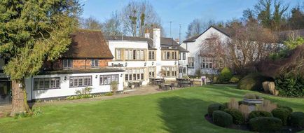 Sunday Box Hill Burford Bridge Hotel Exterior