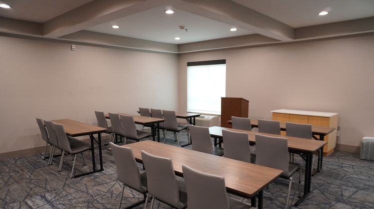 Holiday Inn Express & Suites Alexandria Meeting