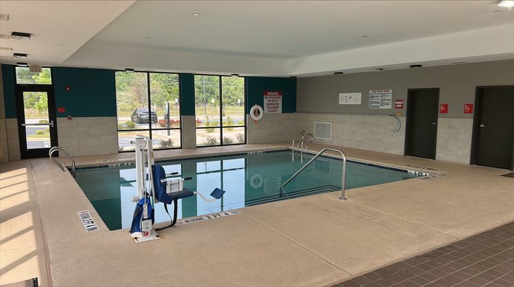 avid hotel Perry Pool