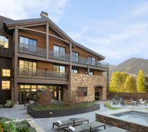 Rusty Parrot Lodge & Spa Exterior