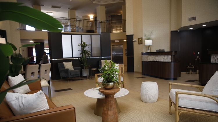Holiday Inn Expres/Suites Downtown Exterior
