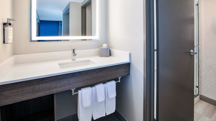Holiday Inn Express & Suites Airport Room
