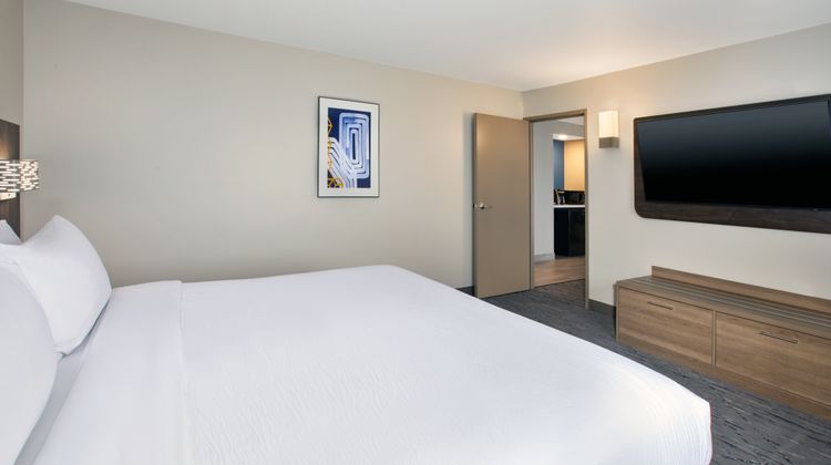 Holiday Inn Express & Suites Airport Room