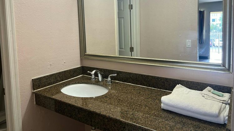 Capitol Inn Richmond Airport Room