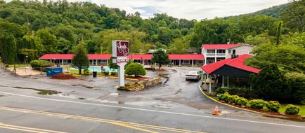 Lloyd's on the River Country Inn Exterior