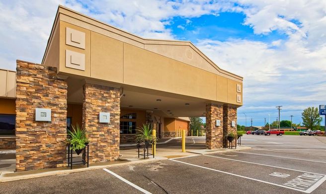 Crossroad Hotel & Event Center Exterior