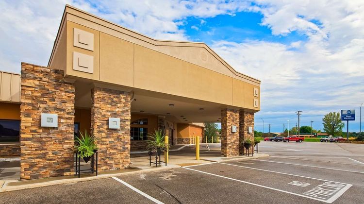 Crossroad Hotel & Event Center Exterior