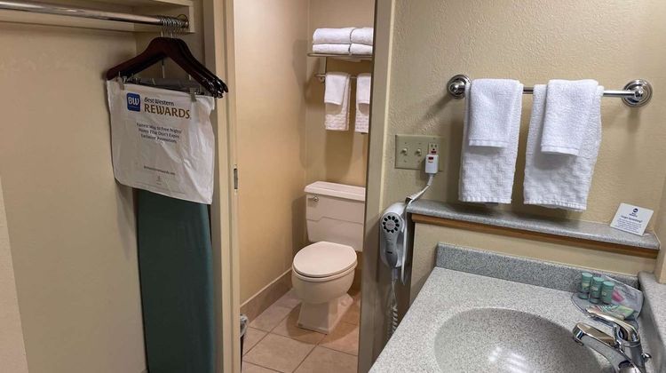 Crossroad Hotel & Event Center Room