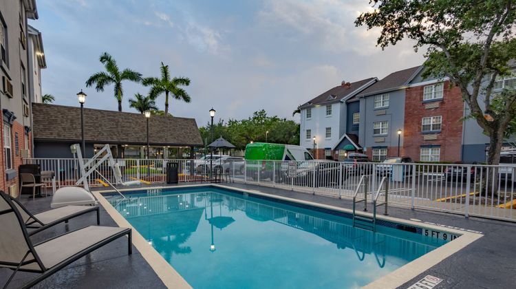 Candlewood Suites Miami Lakes Pool
