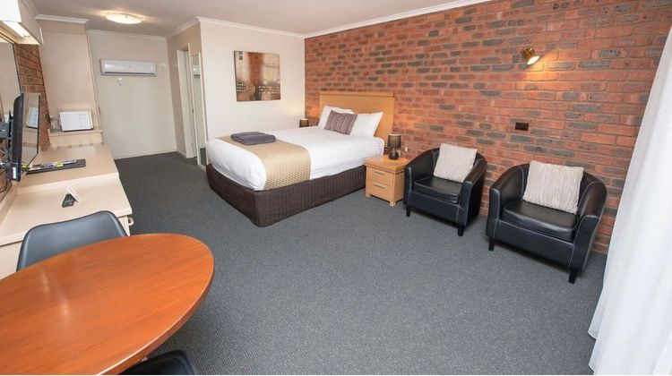 Australian Settlers Motor Inn Room