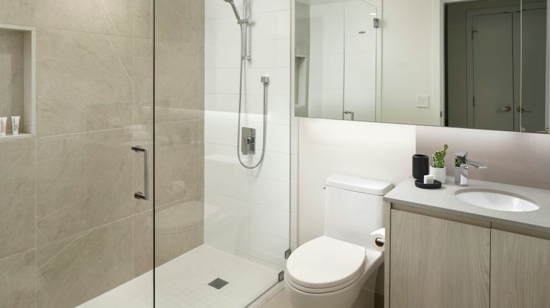 <b>Level South Lake Union Room</b>. Images powered by <a href="https://www.leonardoworldwide.com/" title="Leonardo Worldwide" target="_blank">Leonardo</a>.