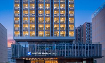 Holiday Inn Exp Baolong Metro Station