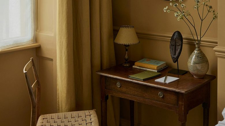 <b>The Zetter Bloomsbury Room</b>. Images powered by <a href="https://www.leonardoworldwide.com/" title="Leonardo Worldwide" target="_blank">Leonardo</a>.