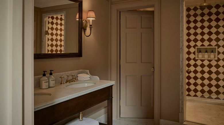 <b>The Zetter Bloomsbury Suite</b>. Images powered by <a href="https://www.leonardoworldwide.com/" title="Leonardo Worldwide" target="_blank">Leonardo</a>.